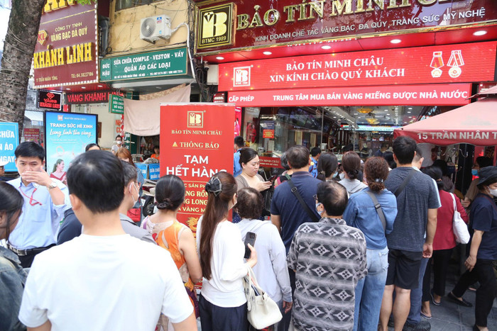 Nhiều nhà đầu tư lo ngại tiền mất giá nên mua vàng làm tài sản tích trữ. (Nguồn: Dân Việt)
