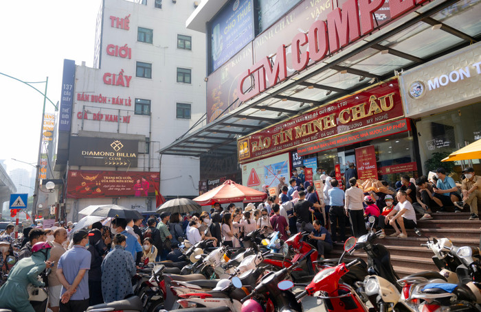 Tại cửa hàng kinh doanh vàng bạc Bảo Tín Minh Châu trên đường Cầu Giấy (Hà Nội), hàng trăm người dân xếp hàng chờ đợi từ sớm để mua vàng. (Nguồn: Nam An)