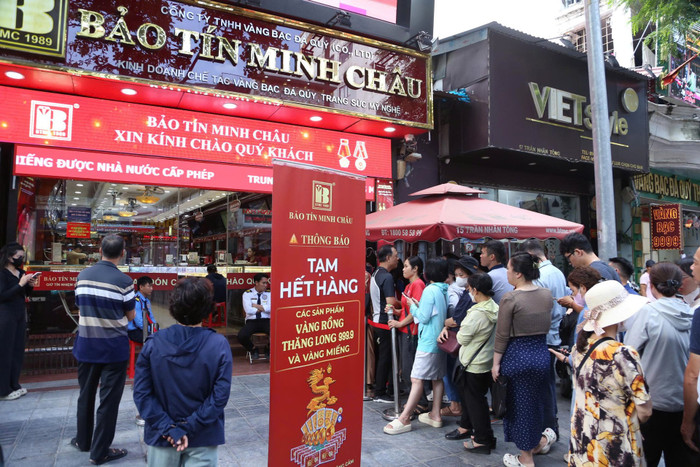 Người dân tiếp tục xếp hàng mua vàng bất chấp cửa hàng tạm hết hàng. (Nguồn: Dân Việt) 