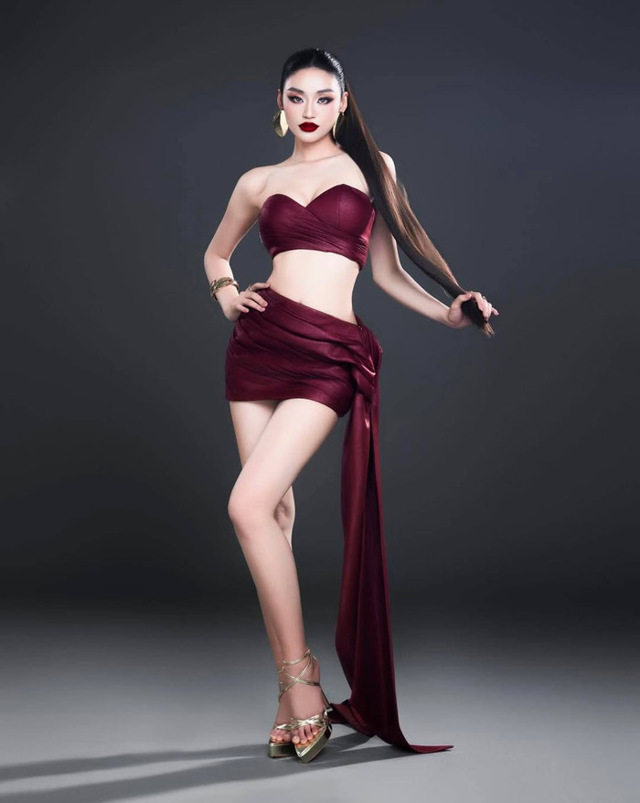 Trang phục và lối makeup mà Yến Nhi chuộng những ngày đầu bước vào cuộc thi. (Ảnh: IGNV)