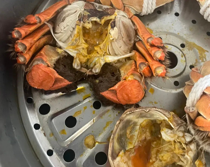 Cua lông là loài cua nước ngọt, sinh sống trong môi trường dễ nhiễm vi khuẩn Vibrio parahaemolyticus (gây ngộ độc hải sản) hoặc tụ cầu vàng. (Ảnh từ QQ)