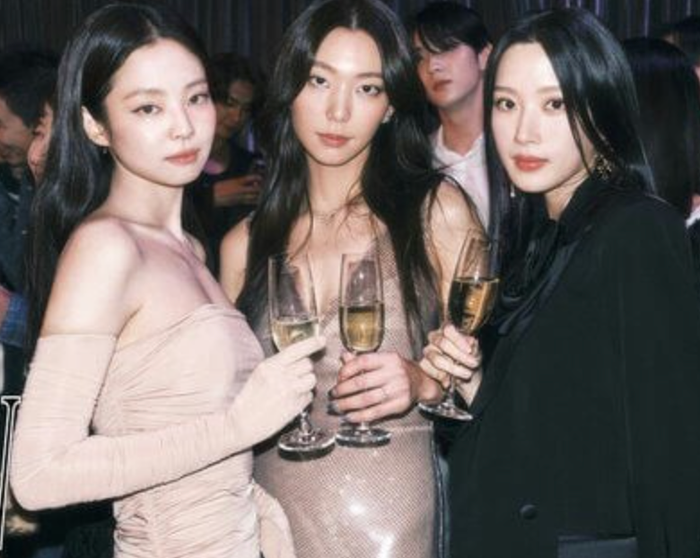 Jennie tham gia bữa tiệc cùng nhiều nghệ sĩ nổi tiếng. Ảnh chụp màn hình