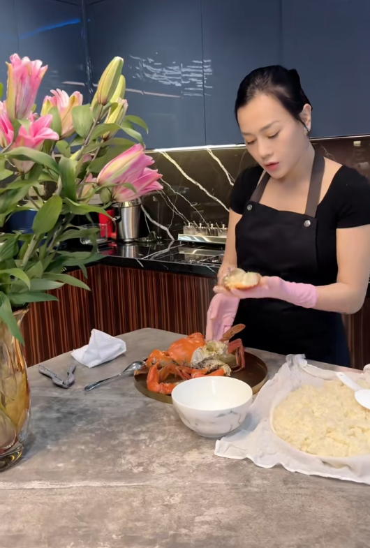Hình ảnh Phương Oanh đứng trong bếp nấu ăn vốn đã trở nên quen thuộc với cộng đồng mạng (Ảnh: Tiktok Phương Oanh).