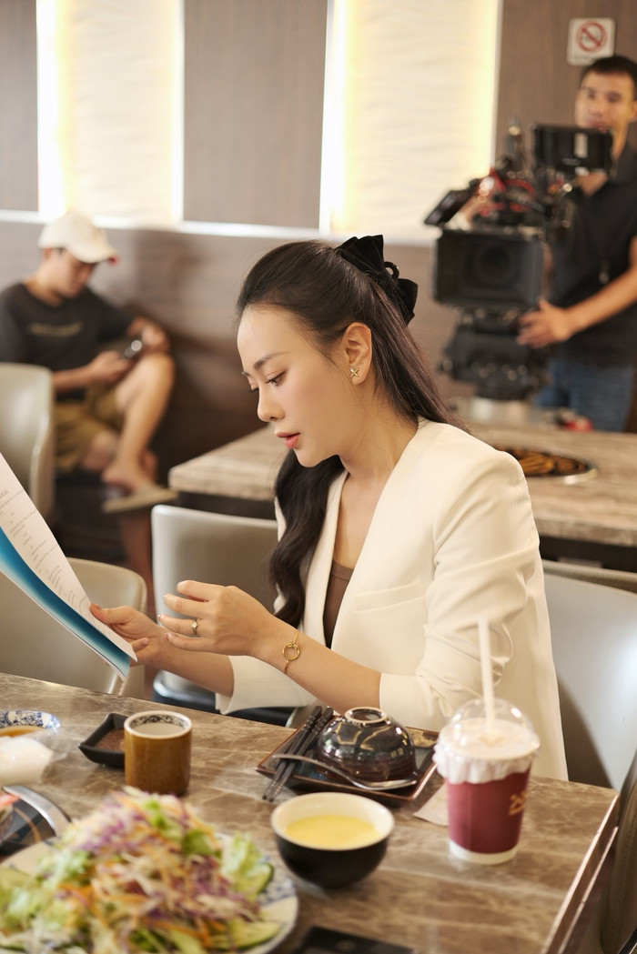 Quá bận rộn vì lịch trình quay phim, Phương Oanh buộc phải tạm gác lại những kế hoạch cá nhân (Ảnh: FBNV).