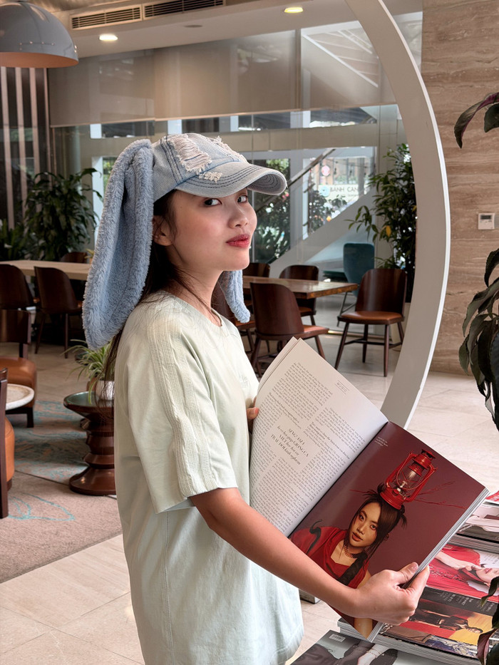 Phương Mỹ Chi ngộ nghĩnh 'không biết khoe sao cho tinh tế đây' (Ảnh: FBNV).