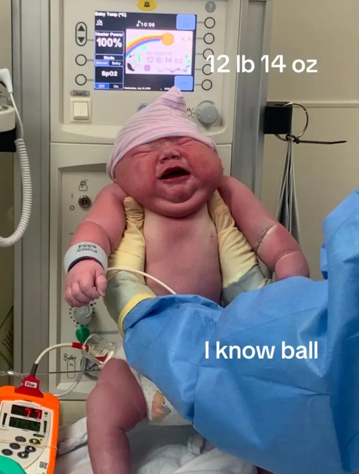 Người mẹ trẻ gây sốc khi sinh con trai nặng gần 6 kg, phá kỷ lục bệnh viện Ảnh 1