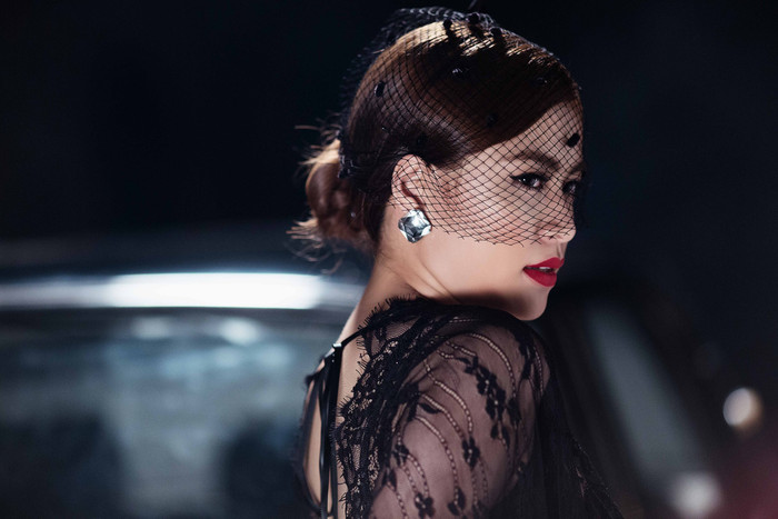 Hình ảnh nóng bỏng đến nghẹt thở của Hoàng Thùy Linh Ảnh 2