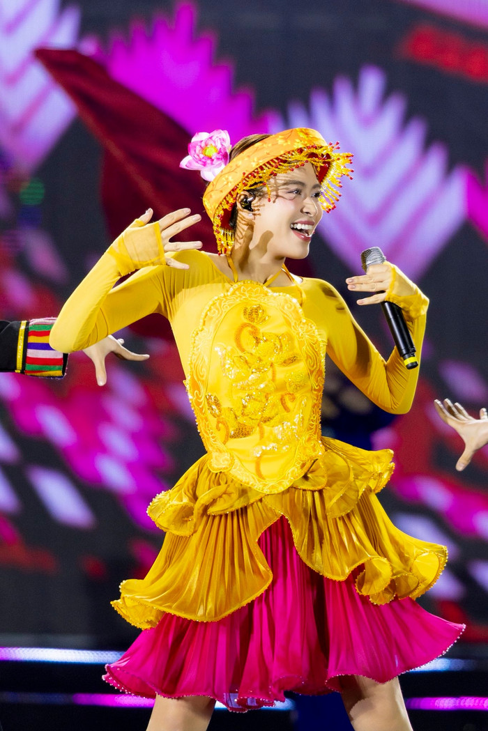 Hình ảnh nóng bỏng đến nghẹt thở của Hoàng Thùy Linh Ảnh 9