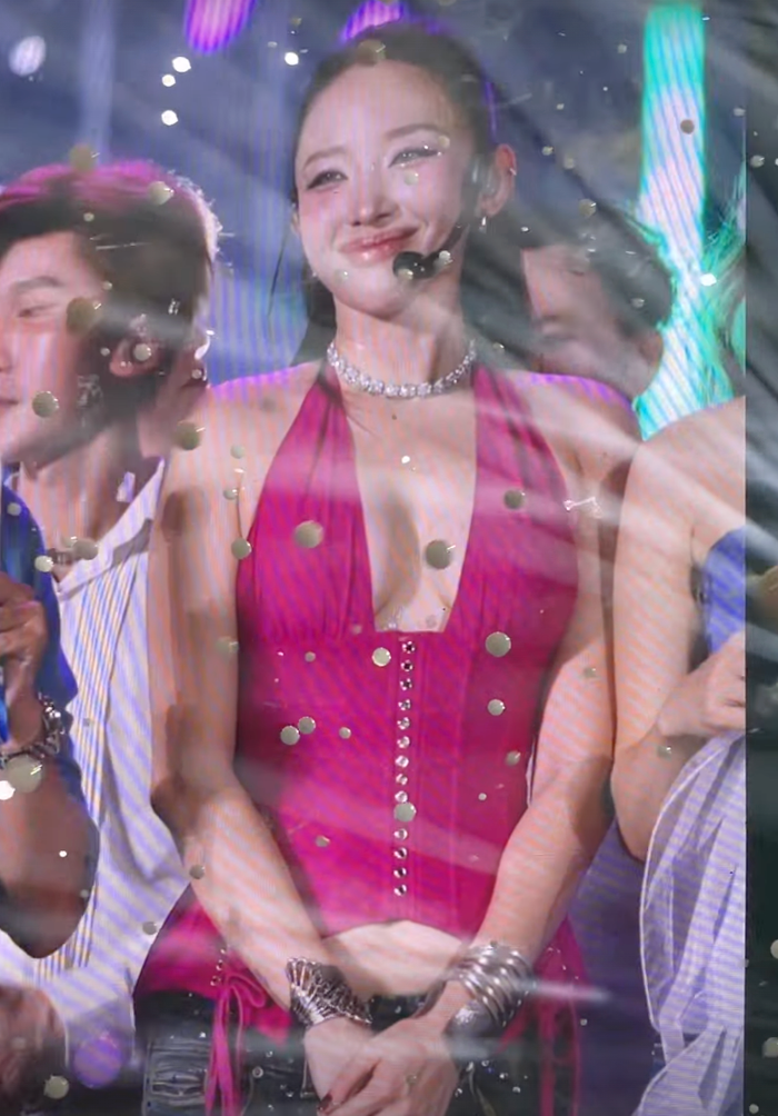 Tóc Tiên khéo khoe vẻ gợi cảm với chiếc áo màu hồng nổi bật. Ảnh: IGNV