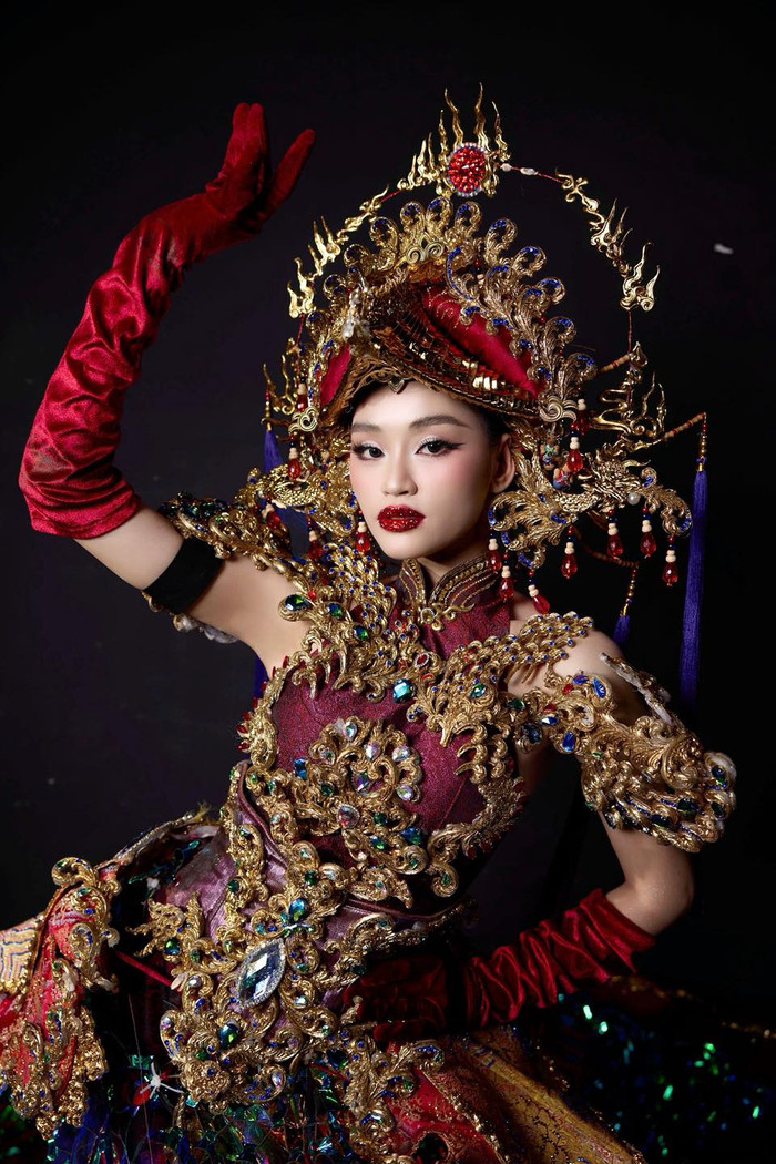 Người đẹp sinh năm 2004 trong trang phục National Costume. (Ảnh MGV)