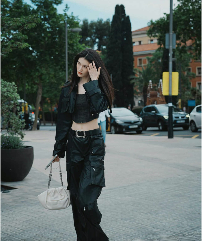 Bên cạnh những trang phục dịu dàng, siêu mẫu Hà Tuệ vẫn đa dạng phong cách cá tính xen vào (Ảnh: ISNV).