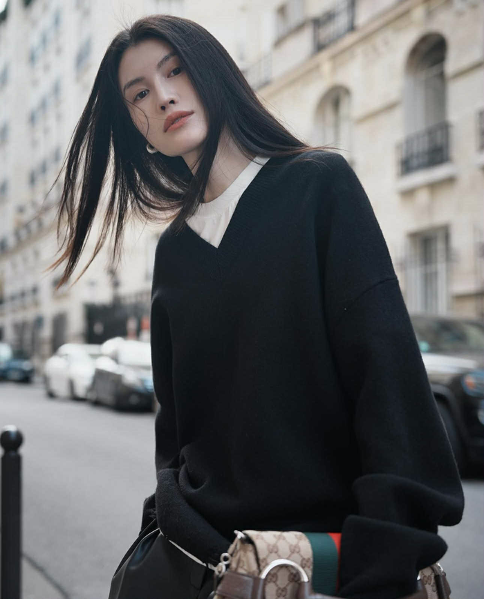 Biểu cảm kiệm lời khiến mỗi khung hình của cô đều toát lên sức hút riêng (Ảnh: ISNV).