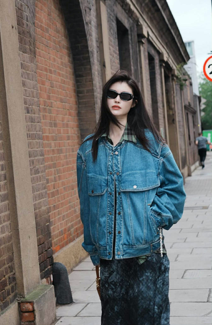 Cô kết hợp với những phụ kiện như mắt kính, túi xách đơn giản (Ảnh: ISNV).