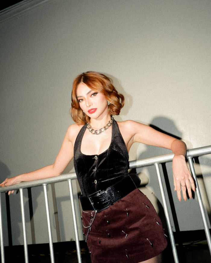 Gu thời trang của Emma Tiglao cũng là yếu tố góp phần làm nên sức hút đặc biệt của cô. (Ảnh FBNV)