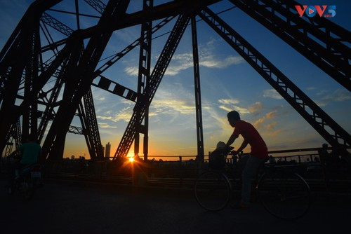 Hoàng hôn trên cầu Long Biên. (Ảnh: VOV)
