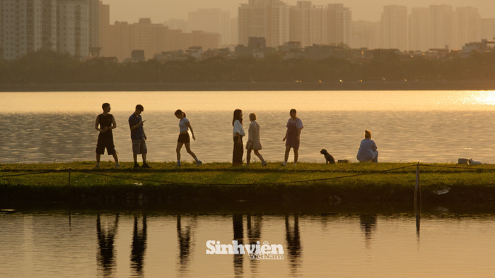 Con đường ngắm hoàng hôn tại Hồ Tây. (Ảnh: Sinh viên Việt Nam)