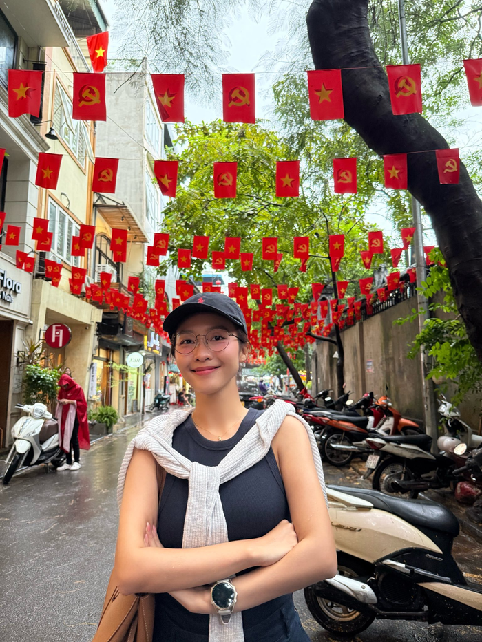 Những khoảnh khắc rạng ngời của Khả Ngân dạo gần đây đã phần nào khiến các fan yên tâm. (Ảnh: FBNV)