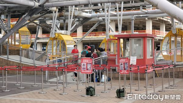 Vòng đu quay bất ngờ dừng đột ngột giữa trời, 30 du khách mắc kẹt Ảnh 2