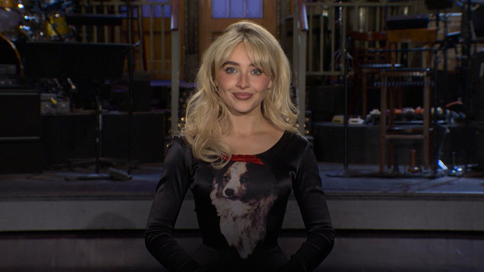 Nữ ca sĩ gây sốc khi diện quần lót biểu diễn, danh tính chẳng ai xa lạ Ảnh 1