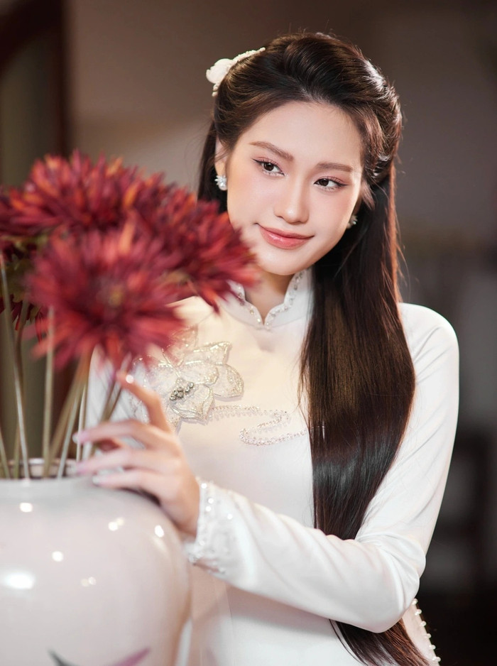Doãn Hải My cũng từng chọn áo dài trắng, thêu hoa trong ngày trọng đại của mình. (Ảnh Linh Lê Chí)