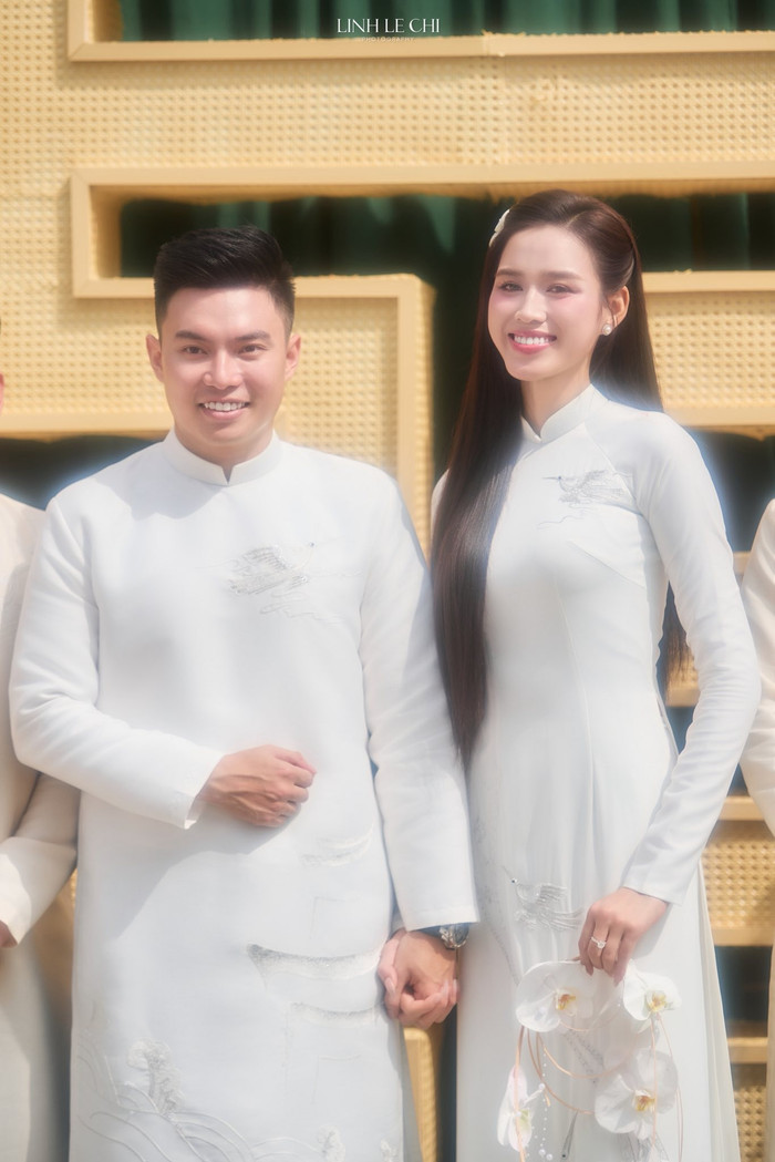 Nàng hậu chọn kiểu tóc xõa nhẹ, cài hoa trắng đơn giản nhưng vẫn tôn trọn gương mặt rạng rỡ. (Ảnh Linh Lê Chí)