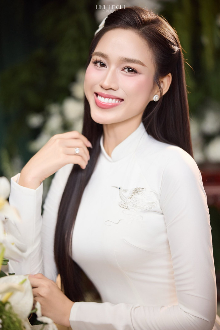 Trên nền trắng tinh khôi, áo dài được thêu tay tỉ mỉ các họa tiết như chim Lạc, sóng biển... (Ảnh Linh Lê Chí)