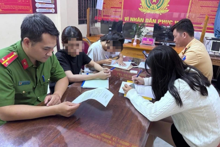 Hai nữ sinh cùng chủ chiếc xe máy điện tại cơ quan công an. (Nguồn: Dân trí)