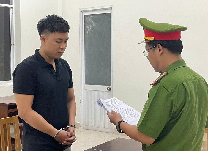 Cơ quan điều tra tống đạt quyết định bắt khẩn cấp đối với Nguyễn Văn Thân. Ảnh: Công an TP Đà Nẵng