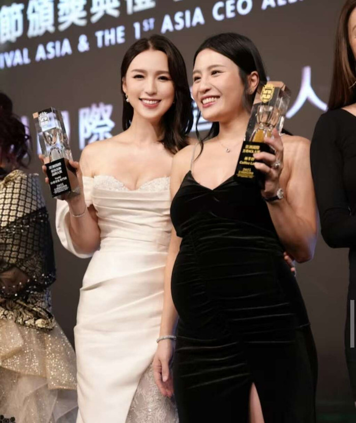 Trong sự kiện mới nhất, nữ diễn viên khoe vẻ đẹp vòng 1 căng tràn trong chiếc váy trắng cúp ngực (Ảnh: Weibo). 