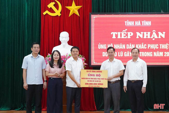 Choáng với số tiền 1 tỷ đồng của Tùng Dương 2 Anh đã ủng hộ nhân dân tỉnh Hà Tỉnh 200 triệu đồng (Ảnh: FBNV).