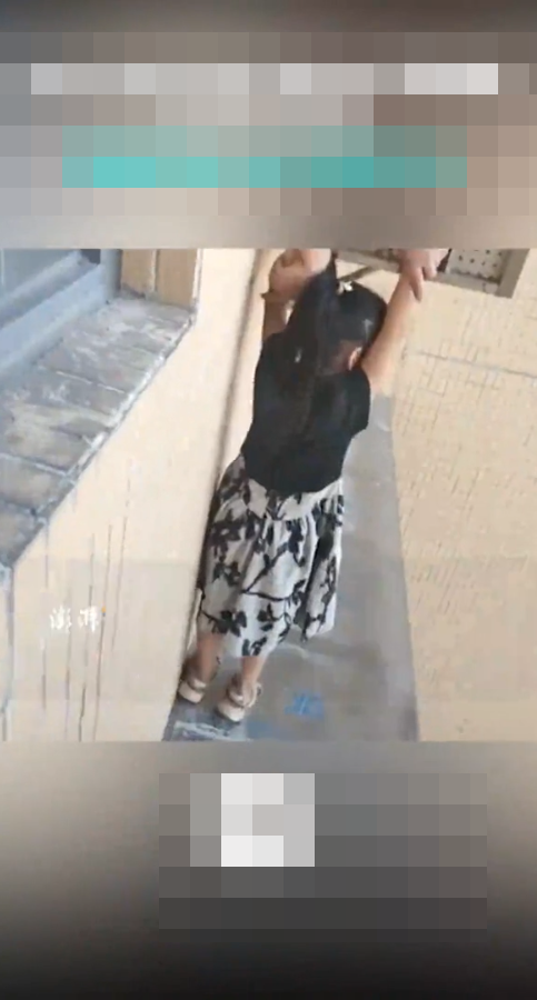 Nghe tiếng động lạ ngoài ban công, người phụ nữ mở cửa sổ thì phát hiện cảnh tượng sửng sốt Ảnh 1