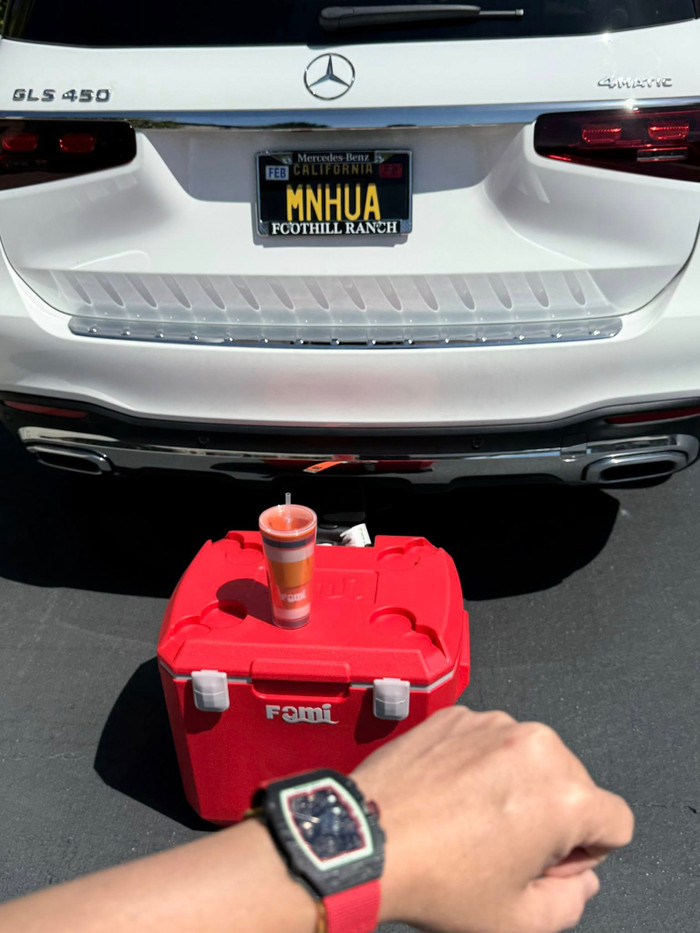 Chiếc Mercedes Benz GLS 450 với biển số xe in tên nam đại gia. (Ảnh: FBNV)