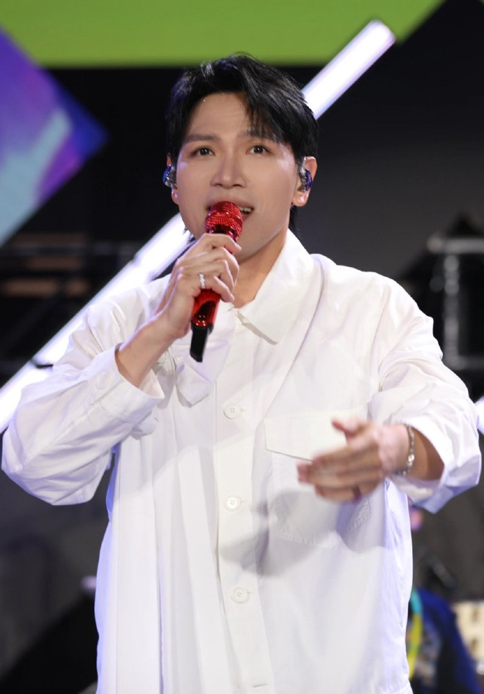 Tình trạng xót xa của nam ca sĩ bị ngã từ sân khấu cao 2m, gãy 6 xương sườn Ảnh 3