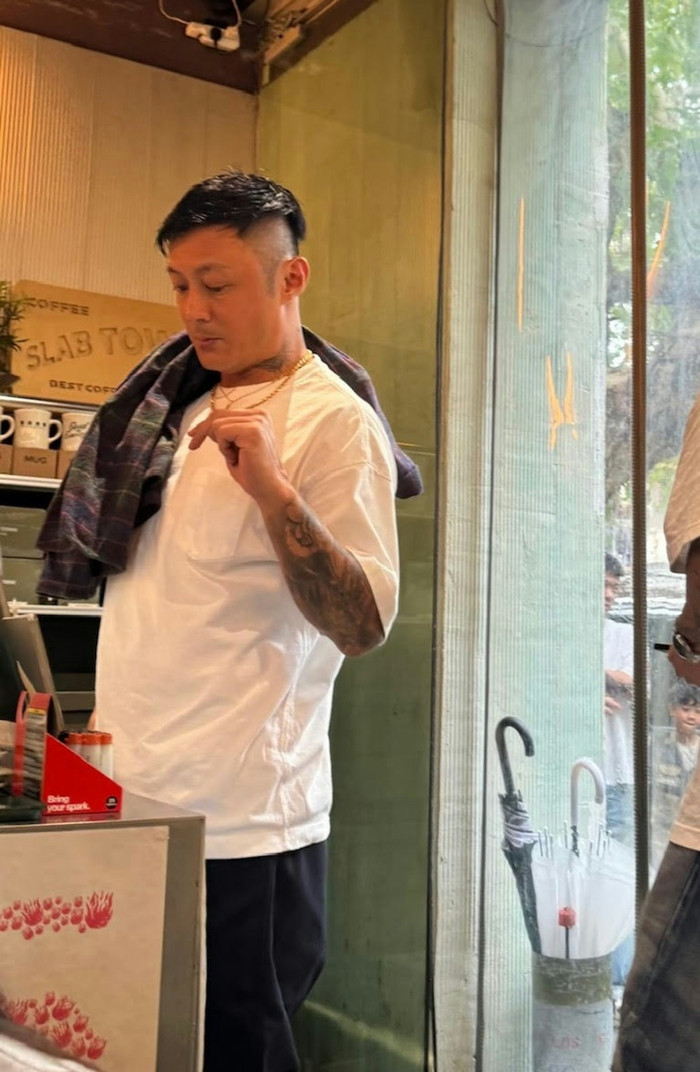 Ca sĩ từng là 'nam thần showbiz' nay bị bắt gặp với ngoại hình già nua, nhìn ảnh quá khứ fan tiếc đứt ruột Ảnh 2