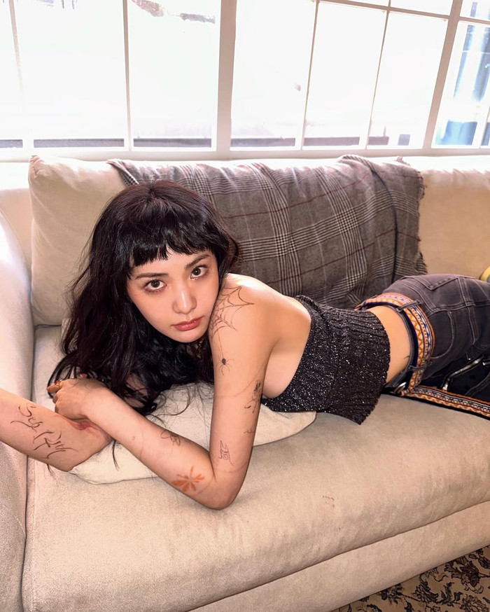 Nana là một trong những nghệ sĩ nữ hiếm hoi của giới showbiz Hàn Quốc tự tin khoe hình xăm trên cơ thể. Ảnh: IGNV