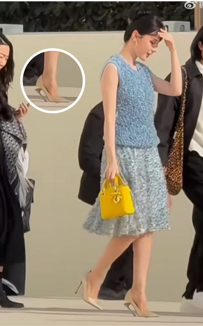 Địch Lệ Nhiệt Ba gặp sự cố bị gãy gót khi đi dự sự kiện. Ảnh: Weibo