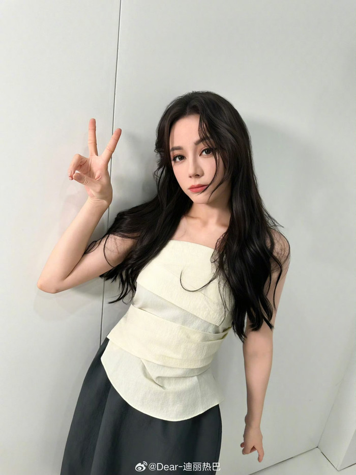 Hiện video Địch Lệ Nhiệt Ba bị gãy giày cao gót vẫn đang thu hút sự chú ý từ phía khán giả. Ảnh: Weibo