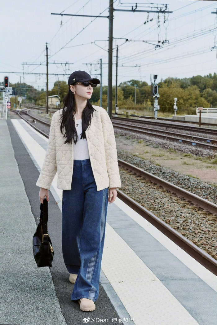 Địch Lệ Nhiệt Ba giữ vững phong độ ổn định về thời trang. Ảnh: Weibo