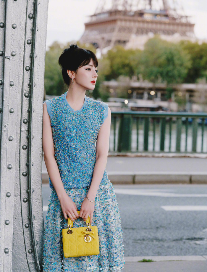 Địch Lệ Nhiệt Ba thể hiện sự chuyên nghiệp xuyên suốt thời gian diễn ra sự kiện. Ảnh: Weibo