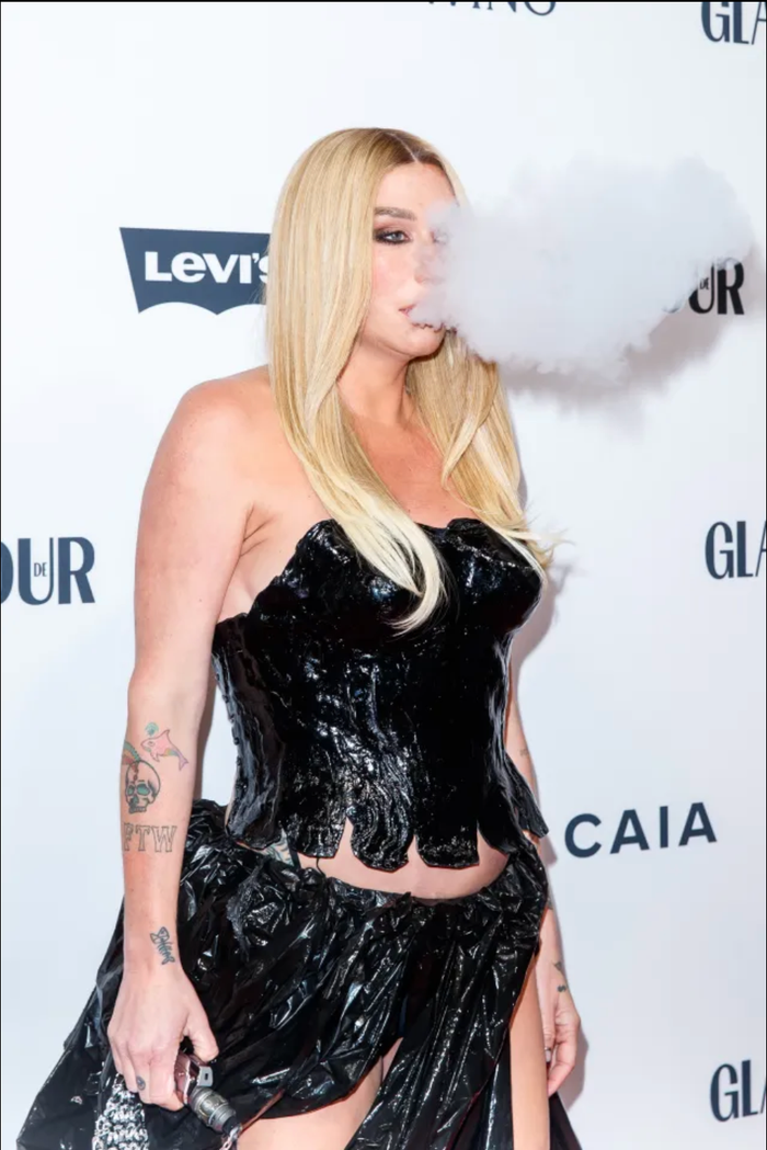 Nữ ca sĩ còn từng hút vape ngay trên thảm đỏ. (Ảnh: The Sun)