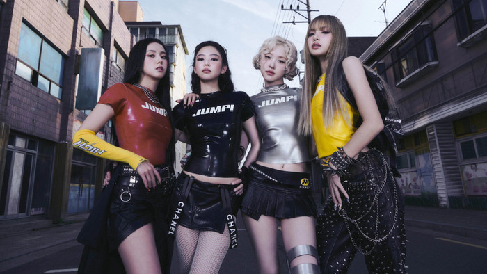 Ngoài những màn trình diễn sôi động, trang phục của BLACKPINK tại các đêm diễn luôn là chủ đề 'nóng' trên các diễn đàn mạng xã hội. (Ảnh: blackpinkofficial)
