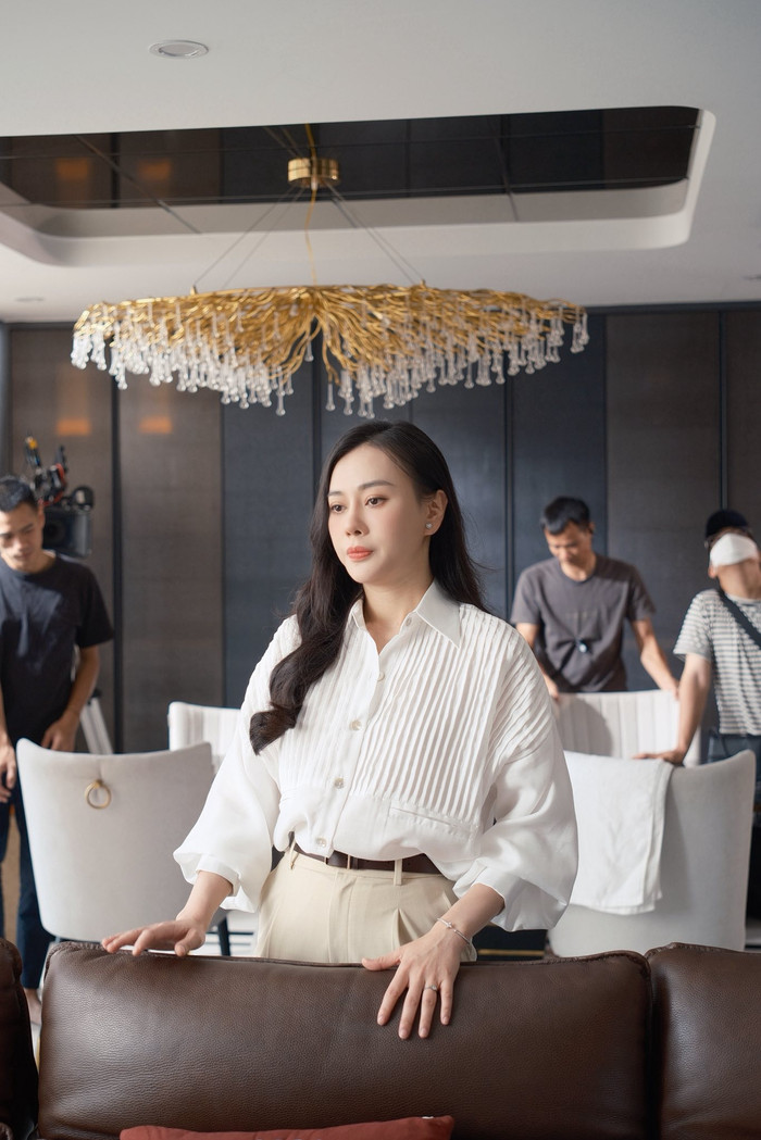 Phương Oanh thể hiện sự tập trung khi ở phim trường. Ảnh: FBNV