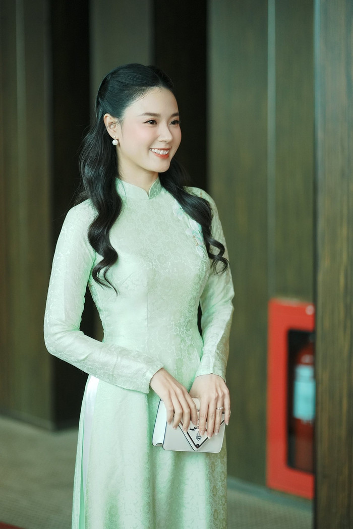 Midu thường xuyên diện trang phục dáng suông trong thời gian gần đây. Ảnh: FBNV