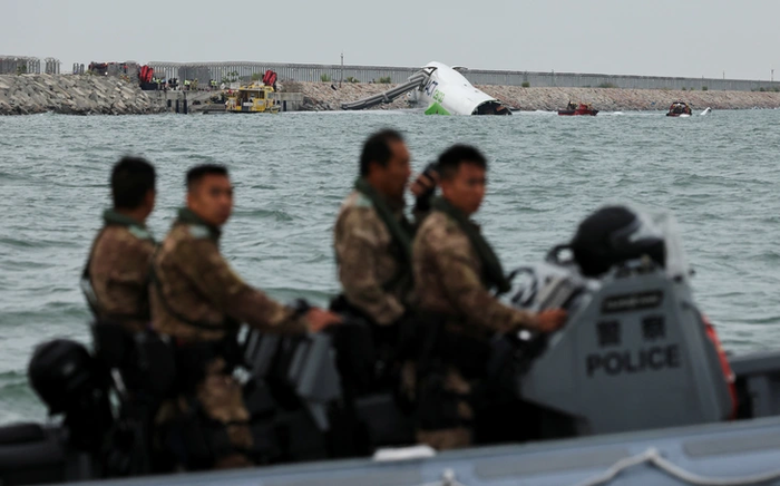 Lực lượng cứu hộ được triển khai tới hiện trường. Ảnh: REUTERS