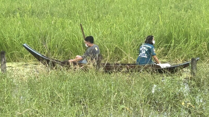 Ngửi thấy mùi hôi nồng nặc ngoài ruộng, người dân chèo thuyền đi kiểm tra thì 'tái mặt' vì cảnh tượng sau đó Ảnh 3