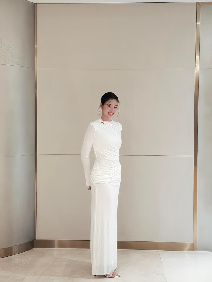 Đôi giày mũi nhọn giúp vóc dáng của Ánh Viên trở nên thanh thoát hơn. Ảnh: FBNV