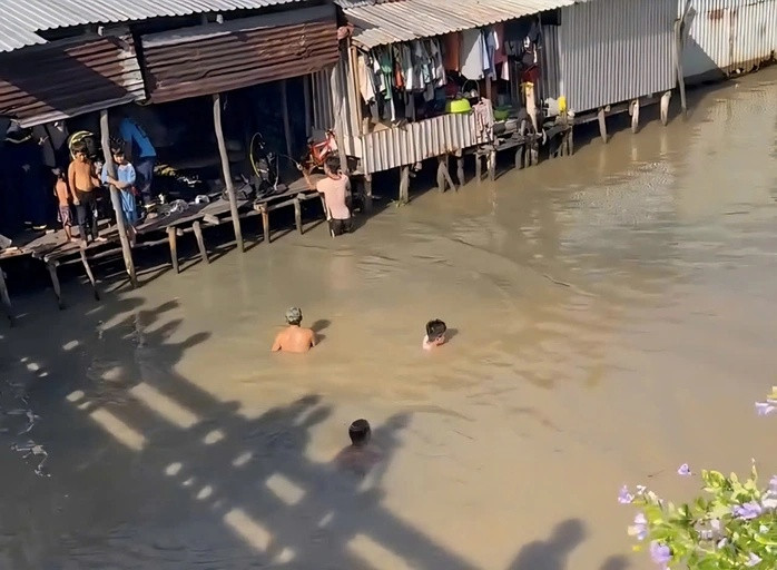 Căn nhà của bé trai 4 tháng tuổi được cất ở ven kênh nên nhiều người nghi ngờ có thể bé đã rơi xuống kênh. Ảnh: Người Lao Động