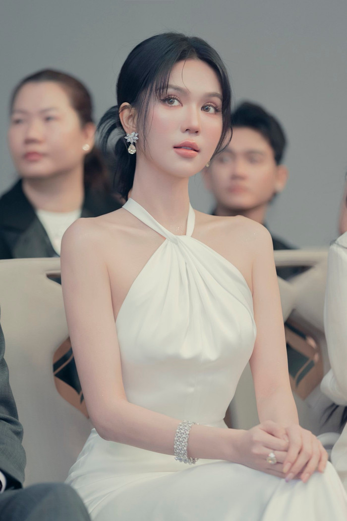 Ngọc Trinh thường lựa chọn trang phục gợi cảm, tôn lên đường cong cơ thể. Ảnh: FBNV