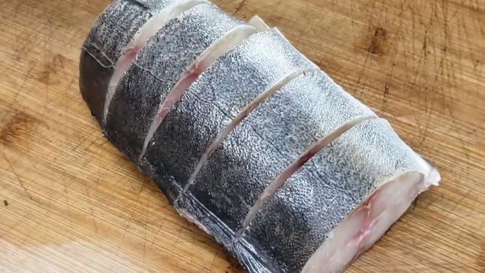 Cần làm sạch lớp nhầy trên da cá. (Ảnh minh họa)