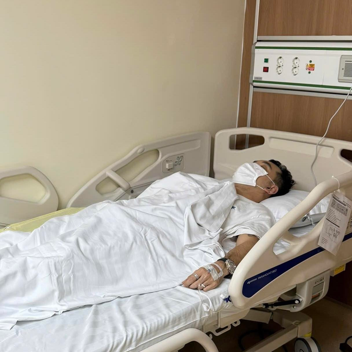 Hình ảnh Ưng Hoàng Phúc trên giường bệnh gây xôn xao mạng xã hội mới đây.